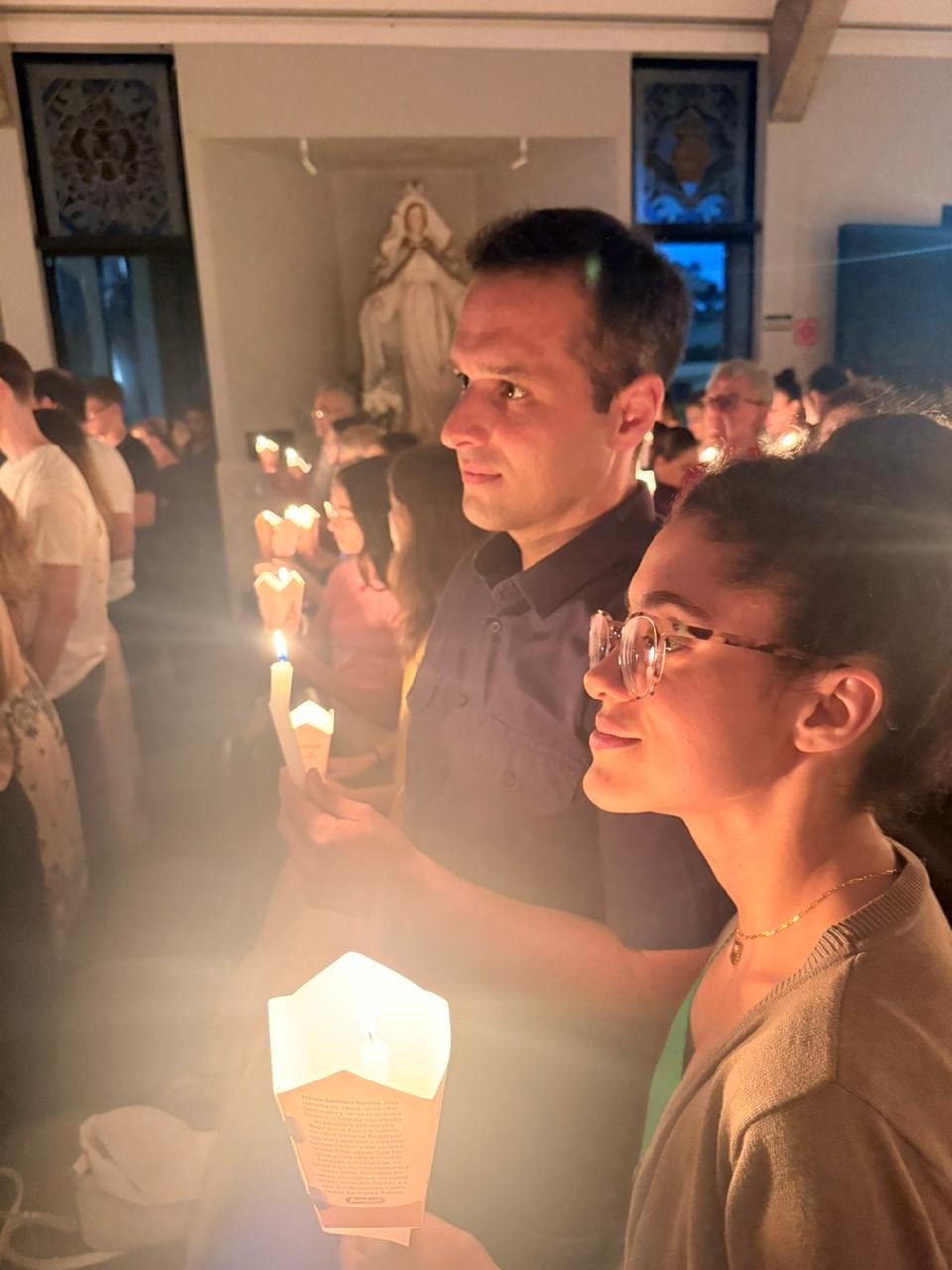 Marcos e Ludimila em um momento devocional